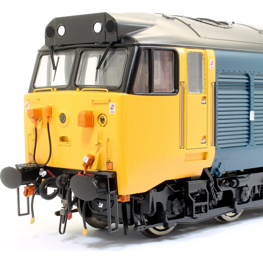 close-up-of-cab-left by Heljan