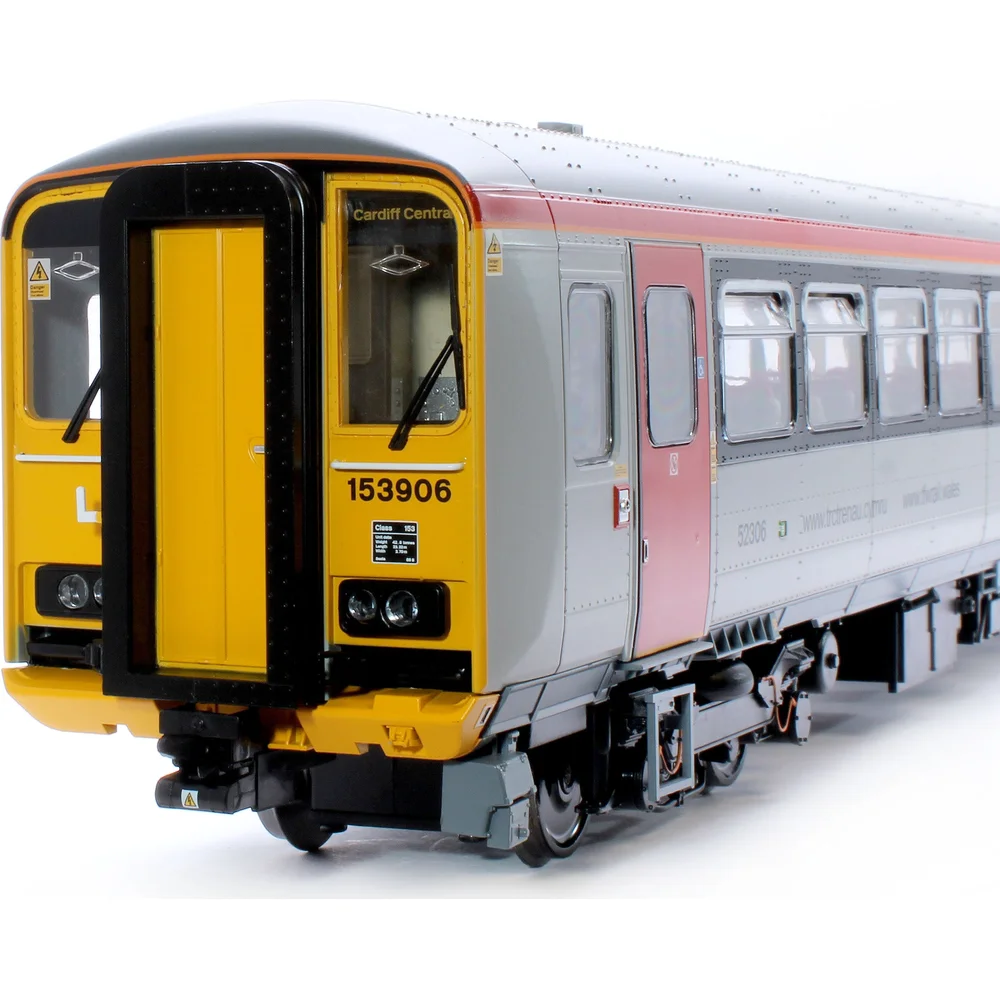 close-up-of-cab-left by Heljan