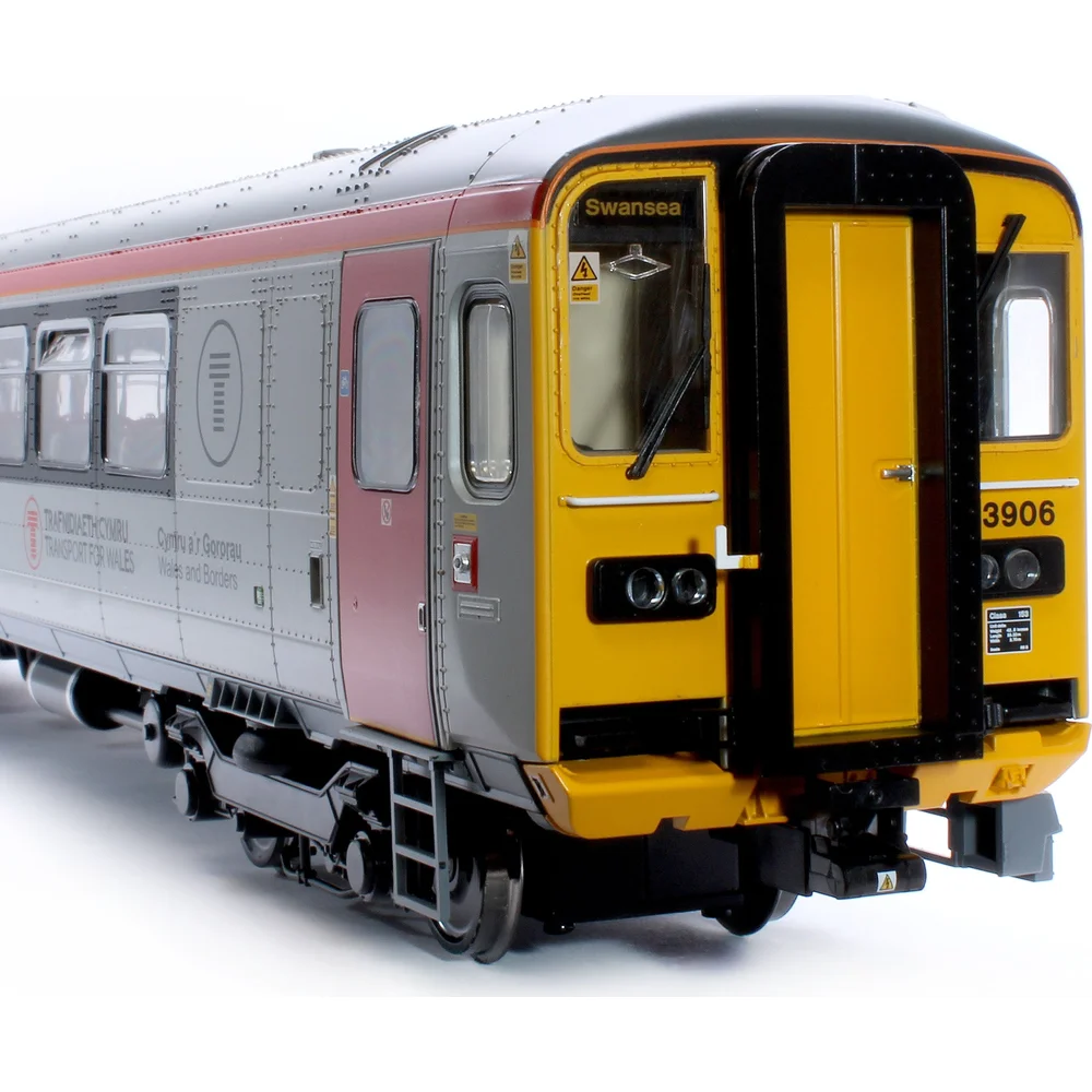 close-up-of-cab-right by Heljan