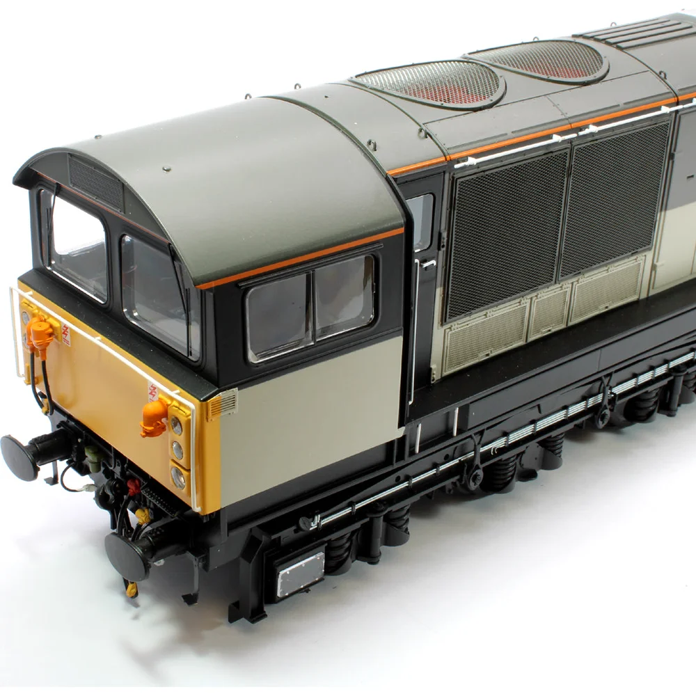 close-up-of-cab-left by Heljan