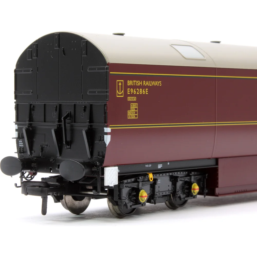 close-up-of-insignia by Heljan