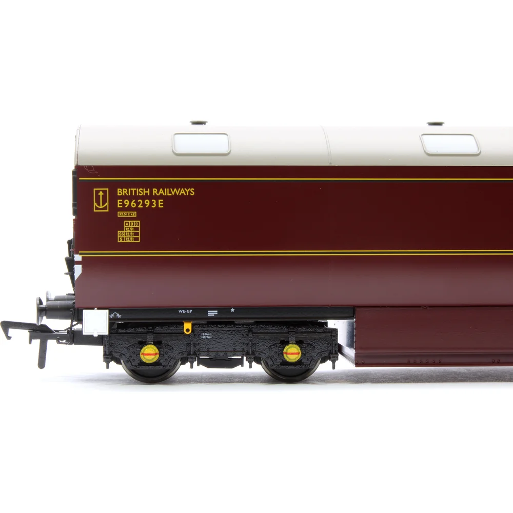 close-up-of-insignia by Heljan