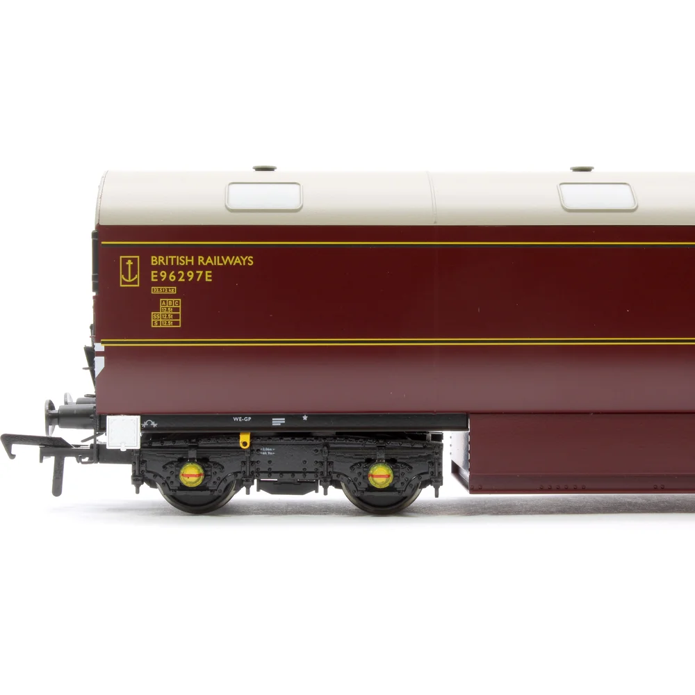 close-up-of-insignia by Heljan