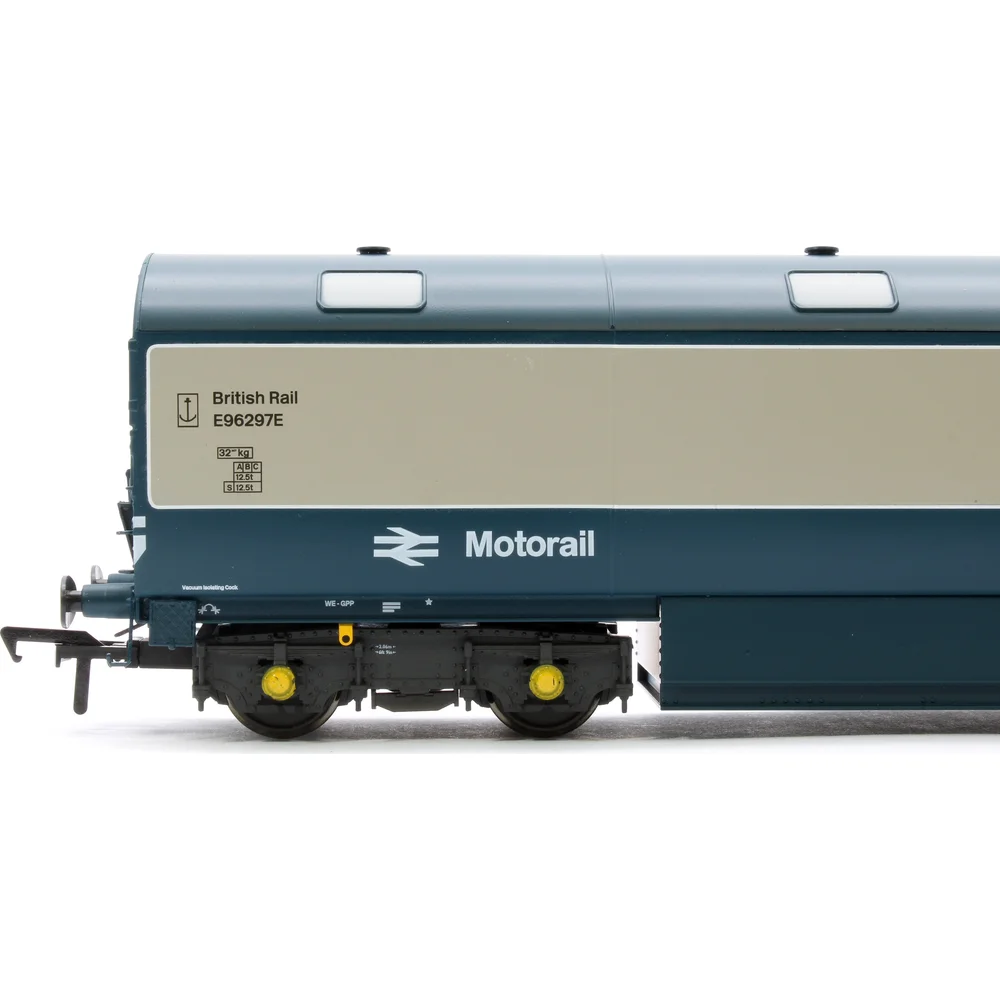 close-up-of-insignia by Heljan