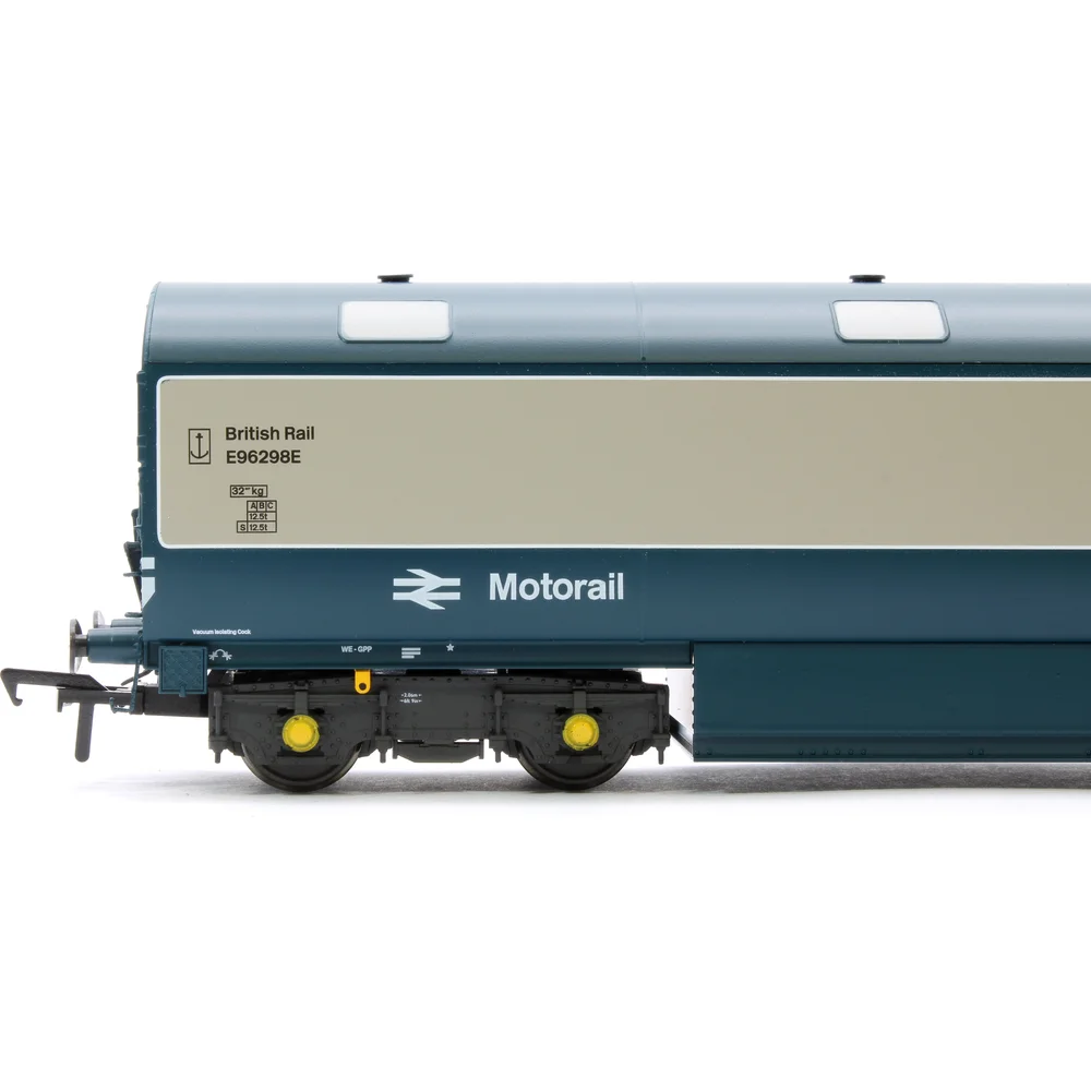 close-up-of-insignia by Heljan