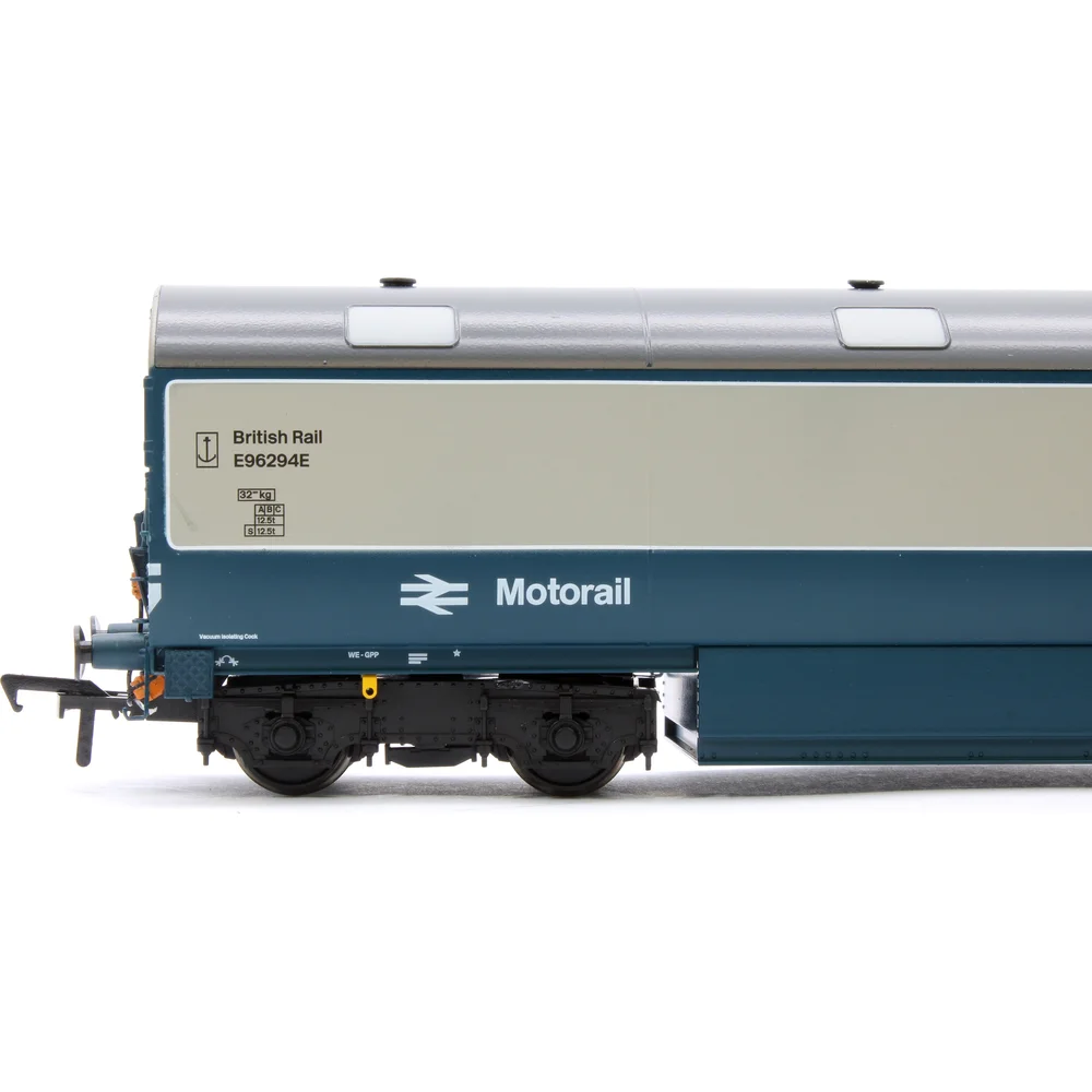 close-up-of-insignia by Heljan