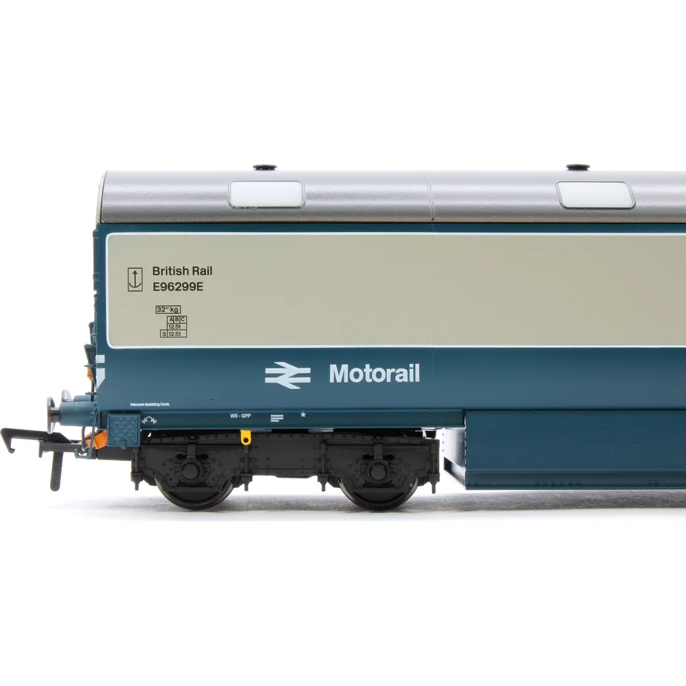 close-up-of-insignia by Heljan