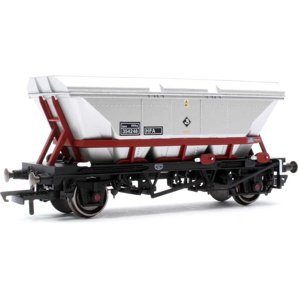 left-front-three-quarter-view by Hornby