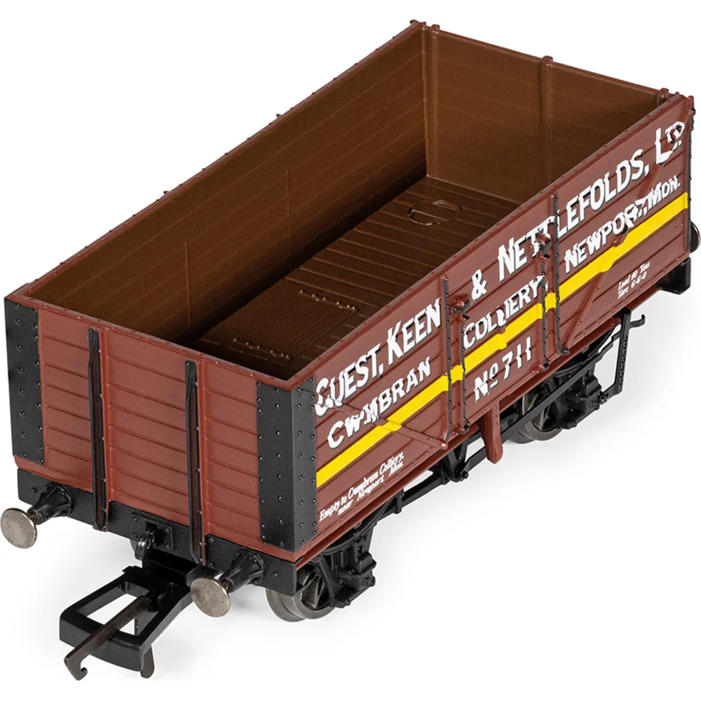 overhead-chassis-detail-view by Hornby